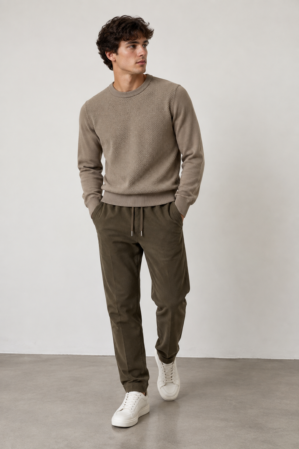 Uomo con maglione beige e pantalone nero