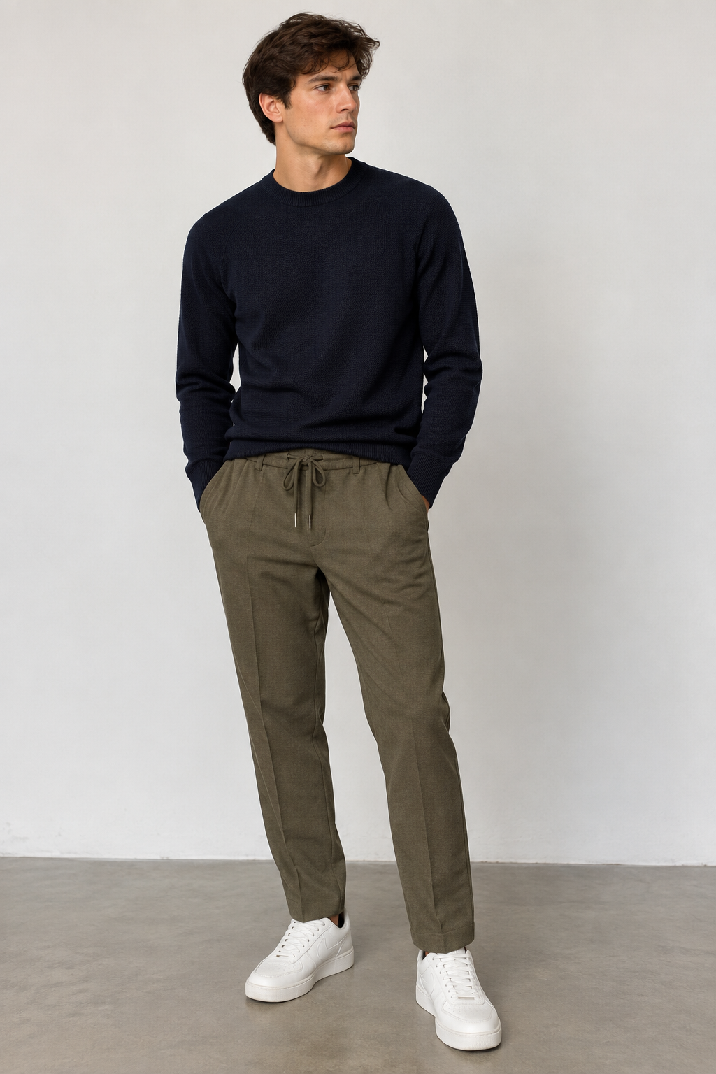 Uomo con maglione blu navy e pantalone militare