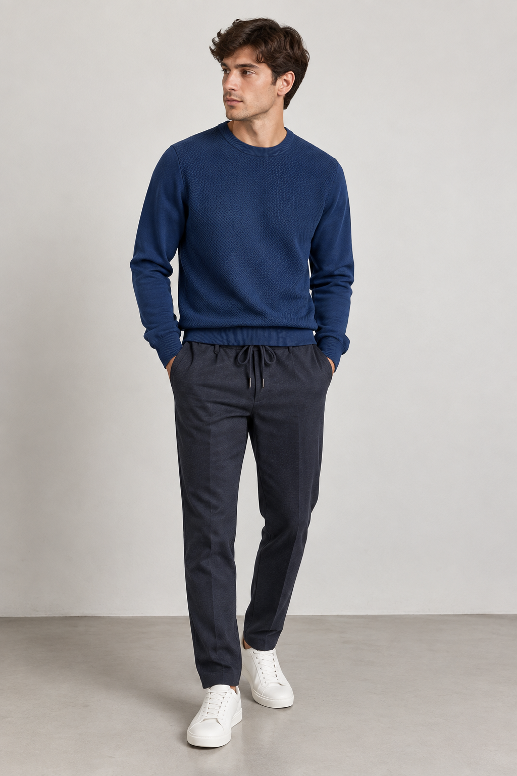 Uomo con maglione blu e pantalone blu navy
